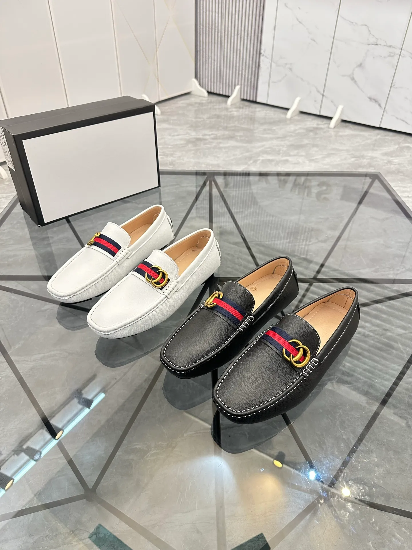 Men's shoes: 💰P400¥ Product trademark: Gucci* "Gucci*" Doudou shoes Regular size: 38-44 (can be customized to 45.46.) Product materials: imported cowhide upper, genuine leather lining, original outsole. No.: 0001